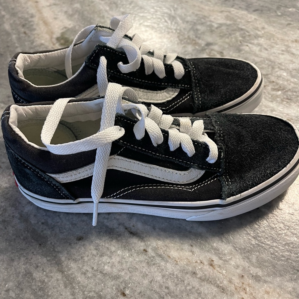 *Vans Youth Old Skool Black/True White Skate Shoes*